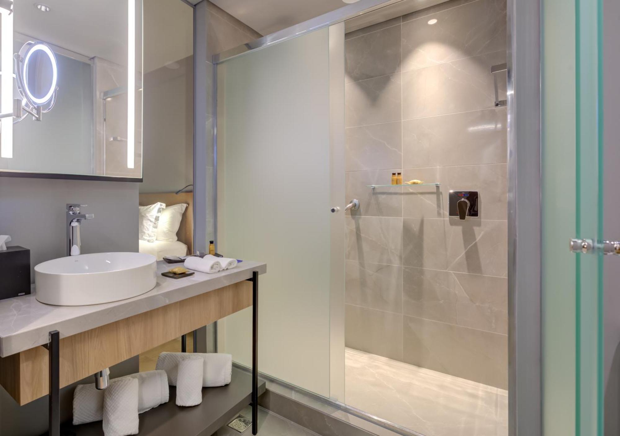 Отель Doubletree By Hilton Порту-Алегри Экстерьер фото A shower with a sliding door