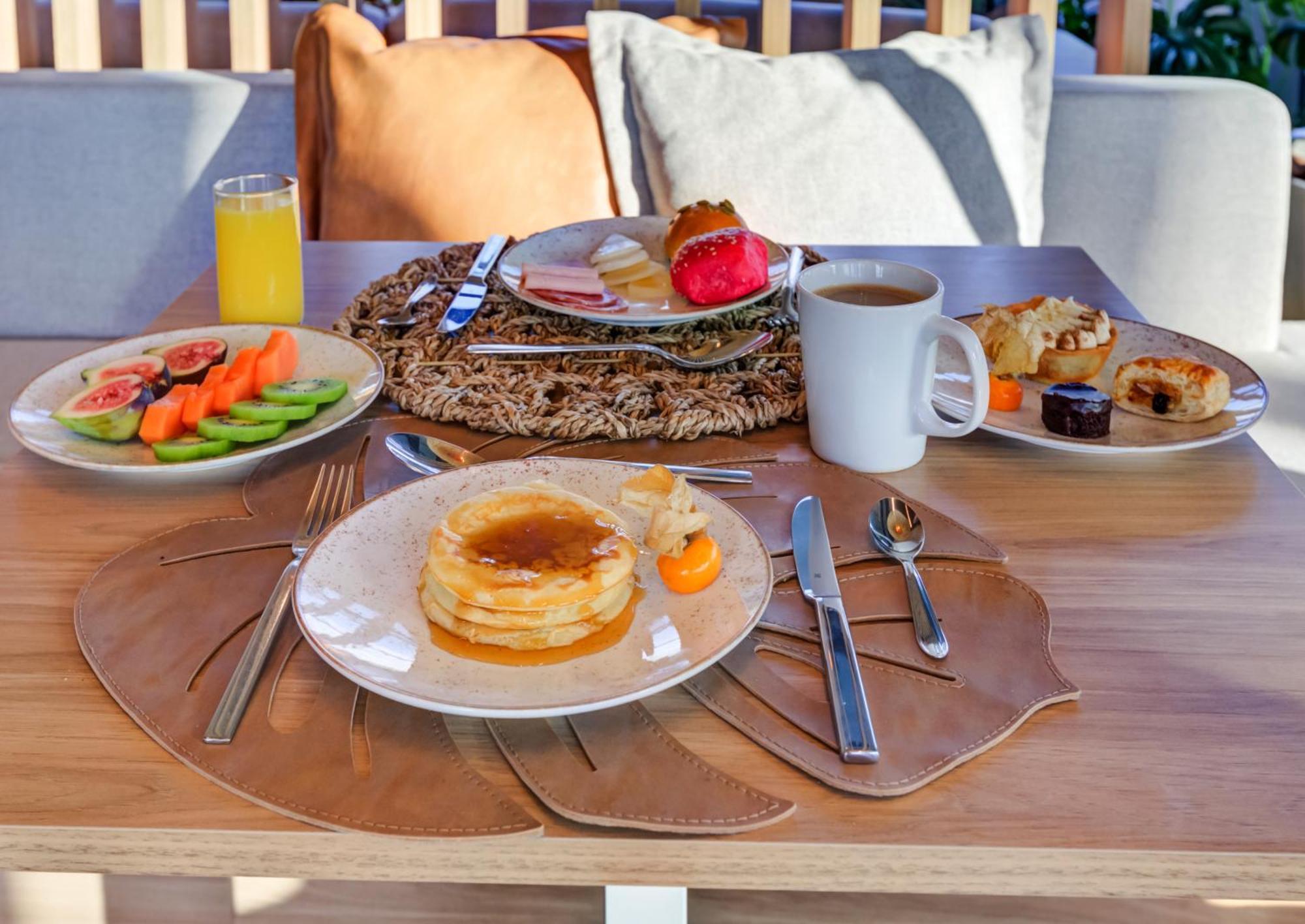 Отель Doubletree By Hilton Порту-Алегри Экстерьер фото A breakfast table